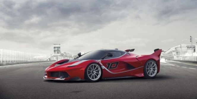Az Assetto Corsa - amelynek a szlogenje „A te versenyszimulátorod” lett - április huszonkettedikén fog PlayStation 4-re és Xbox One-ra kanyarodni, a dobozos kiadás borítóján pedig a Ferrari FXX-K fog várni bennünket.