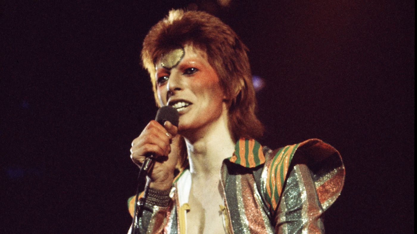 Aki meghallgatja az albumot, - ami egyébként a Spotify-n is elérhető – az valószínű egyet fog érteni velem abban, hogy David Bowie, az egykori "Fehér Vékony Herceg"már egyáltalán nem jósolt magának sok időt, és ez nagyon kiüt az album hangulatára.
