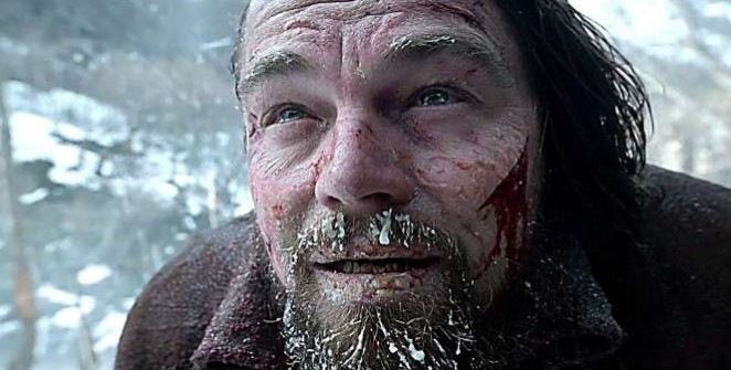 MOZI – Ha bárkinek kétsége van afelől, hogy Leonardo DiCaprio megérdemelte-e a Golden Globe díjat, akkor nézze meg a Visszatérőt. Kevés olyan film van, amelyik ekkora erővel képes bemutatni az ember harcát a természettel és saját fajával is. Hugh Glass, miután csodával határos módon, épphogy túléli egy grizzly medve támadását, Fort Kiowába vándorol több mint 300 kilométeren keresztül, hogy megtalálja azokat, akik sorsára hagyták és igazságot szolgáltasson. 2002-ben Michael Punke írt egy életrajzi regényt Hugh Glass történetéből és a film is több-kevésbé ezt történetet használta fel.