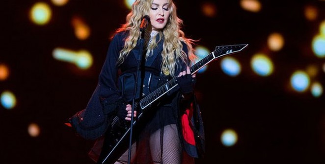 „Még soha nem kezdtem koncertet késve,” mondta Madonna. „Ti érkeztetek túl korán. Arra kellett volna szánjátok az időt, hogy sminkeljetek és megigazítsátok a frizurátok! Akkor nem lett volna késés.”