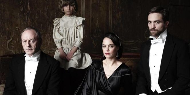 A The Childhood of a Leader a velencei fesztivál Orizzonti szekciójában két díjat is kapott, a legjobb első film és a legjobb rendező kategóriájában diadalt aratott.