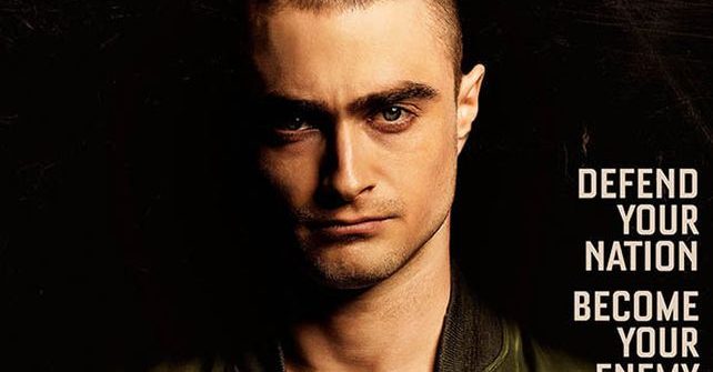 Vicces érdekesség egyébként, hogy a trailerben egy rövid képsorban láthatjuk, amint Radcliffe „átalakul” neonácivá (kopaszra nyírja a fejét) és itt – mielőtt átváltozna – egy pillanatra pont úgy néz ki, mint amikor Harry Pottert alakította.