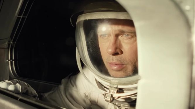 FILMKRITIKA – Az Ad Astra című filben a nem túl messzi jövőben egy magányos asztronauta (Brad Pitt) a mély űrbe hosszú útra kel, hogy egyszerre derítse ki az igazságot