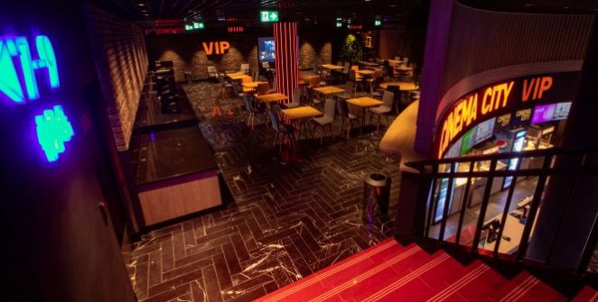 Több hónapos felújítás, és a vírus miatti bezárások után a Cinema City október 1-én megnyitja második VIP mozirészlegét Budán, a Mammut I. bevásárlóközpontban.