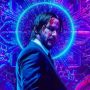 FILMELŐZETES - Amikor a John Wick 2014-ben megjelent, senki sem tudta megjósolni, hogy egy világszerte sikeres franchise-t fog szülni, több folytatással és spinoffal. A film segített az ex-kaszkadőr Chad Stahelskinek és David Leitchnek abban, hogy filmrendezőként megalapozzák magukat, akikkel számolni kell.