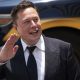 TECH HÍREK - Elon Musk nem akarta, hogy a Tesla Model Y-nak kormánykereke legyen, ezért a mérnökök a háta mögött fejlesztették ki az autót egy új könyv szerint.