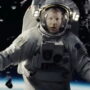 MOZI HÍREK - Roland Emmerich új katasztrófafilmje, a Moonfall úgy tűnik, nem az Apollo 11, hanem az Apollo 13 babérjaira tör, már ami a sikerességet illeti.