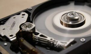 Évente az adatközpontokban használt merevlemezek (itt a régi HDD-kre gondolunk!) 90%-át darálják le, mert így próbálják a cégek biztosítani