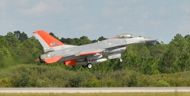 TECH HÍREK - Az Egyesült Államok az F-16 Fighting Falcon vadászbombázó repülőgépekkel tesztelte az önjáró mesterséges intelligenciát a védelmi minisztériumának kutató ágazatán keresztül.