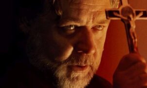 FILMKRITIKA – Russell Crowe, a lepukkant, egykori szupersztár, aki már játszott ördögűző papot egy horrorfilmben, most egy másik lecsúszott, volt filmcsillagot alakít, aki úgyszintén egy ördögűző pap szerepét ölti magára egy horrorfilmben forgatott másik horrorfilmben.