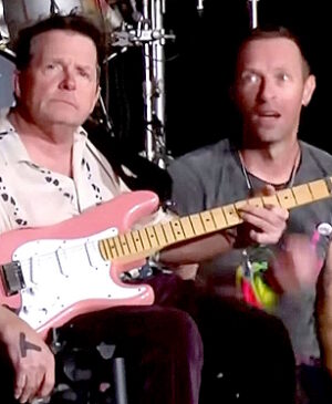 MOZI HÍREK - Michael J. Fox szombat este csatlakozott a Coldplayhez, hogy meglepetésszerűen fellépjen a Glastonbury zenei fesztiválon.