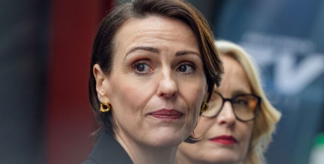 SOROZATKRITIKA – A Netflix új politikai thrillere két karizmatikus női vezetőt állít egymással szembe, de a drámai potenciált végül túlírt sablonok és hiteltelen fordulatok zárják karanténba.