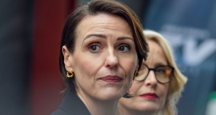 SOROZATKRITIKA – A Netflix új politikai thrillere két karizmatikus női vezetőt állít egymással szembe, de a drámai potenciált végül túlírt sablonok és hiteltelen fordulatok zárják karanténba.