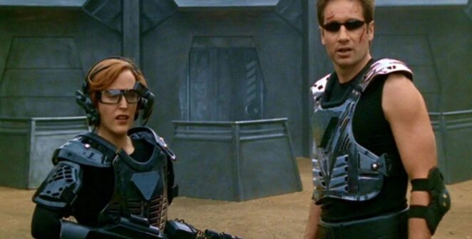 MOZI HÍREK - Ki gondolta volna, hogy a sci-fi egyik legnagyobb ikonja írta meg az X-akták egyik „legendásan rossz” epizódját, amelyben egy halálos videojáték állt a középpontban? Mulder és Scully alig bírták végigvinni a történetet a First Person Shooter című részben, amit anno mindenki lehúzott – ma inkább különös kuriózumként tekintünk rá.