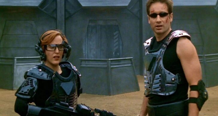 MOZI HÍREK - Ki gondolta volna, hogy a sci-fi egyik legnagyobb ikonja írta meg az X-akták egyik „legendásan rossz” epizódját, amelyben egy halálos videojáték állt a középpontban? Mulder és Scully alig bírták végigvinni a történetet a First Person Shooter című részben, amit anno mindenki lehúzott – ma inkább különös kuriózumként tekintünk rá.