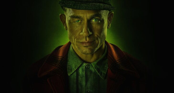 SOROZATKRITIKA – Charlie Hunnam emberi bőrből varrt maszkokban és csipkés fehérneműben feszít a Netflix legújabb, valós eseményeken alapuló szériájában, amely egyszerre gúnyolja ki a true crime műfajt és annak megszállott rajongóit.