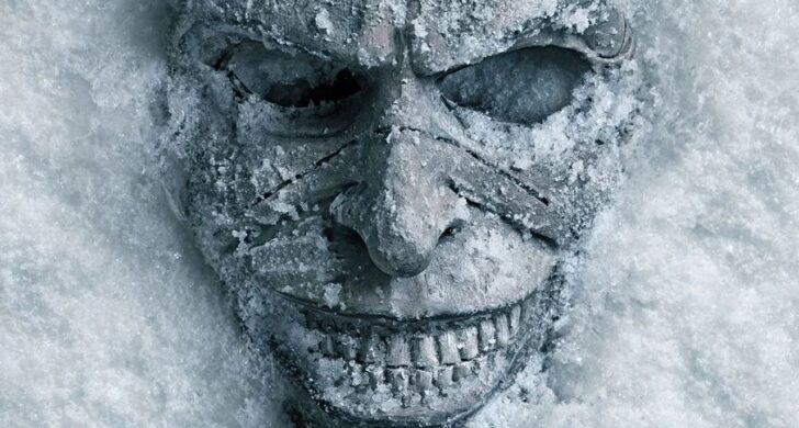 FILMKRITIKA - Scott Derrickson visszahozza a Portyázót, de a folytatás már nem ugyanazzal a kézikönyvvel játszik: az 1982-be helyezett történet a csikorgó hó és a félálomszerű, jeges lidércnyomás határán egyensúlyoz, hol feszesre húzva, hol ködösen lebegtetve a feszültséget.