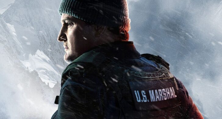 SOROZATKRITIKA – A True Detective: Éjjeli ország fagyos, baljós hangulata után az Apple TV+ új sorozata, a Jéghideg hajsza teljesen más irányt vesz: ahol az előző még titokzatos és komor volt, ez inkább harsány, túltolt és vállaltan tévés.