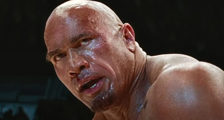 MOZI HÍREK – Hiába számították fordulópontnak és Oscar-esélyesnek Dwayne Johnson legújabb filmjét, a The Smashing Machine-t, a valóság kiábrándítóbb nem is lehetett volna. A kritikusok által dicsért sportdráma a kasszáknál csúnyán alulteljesített, és ezzel új mélypontot jelent „The Rock” karrierjében. A kérdés most az, hogy ez a kudarc mennyire vetíti előre Johnson jövőjét Hollywoodban – és esélyeit a díjszezonban.